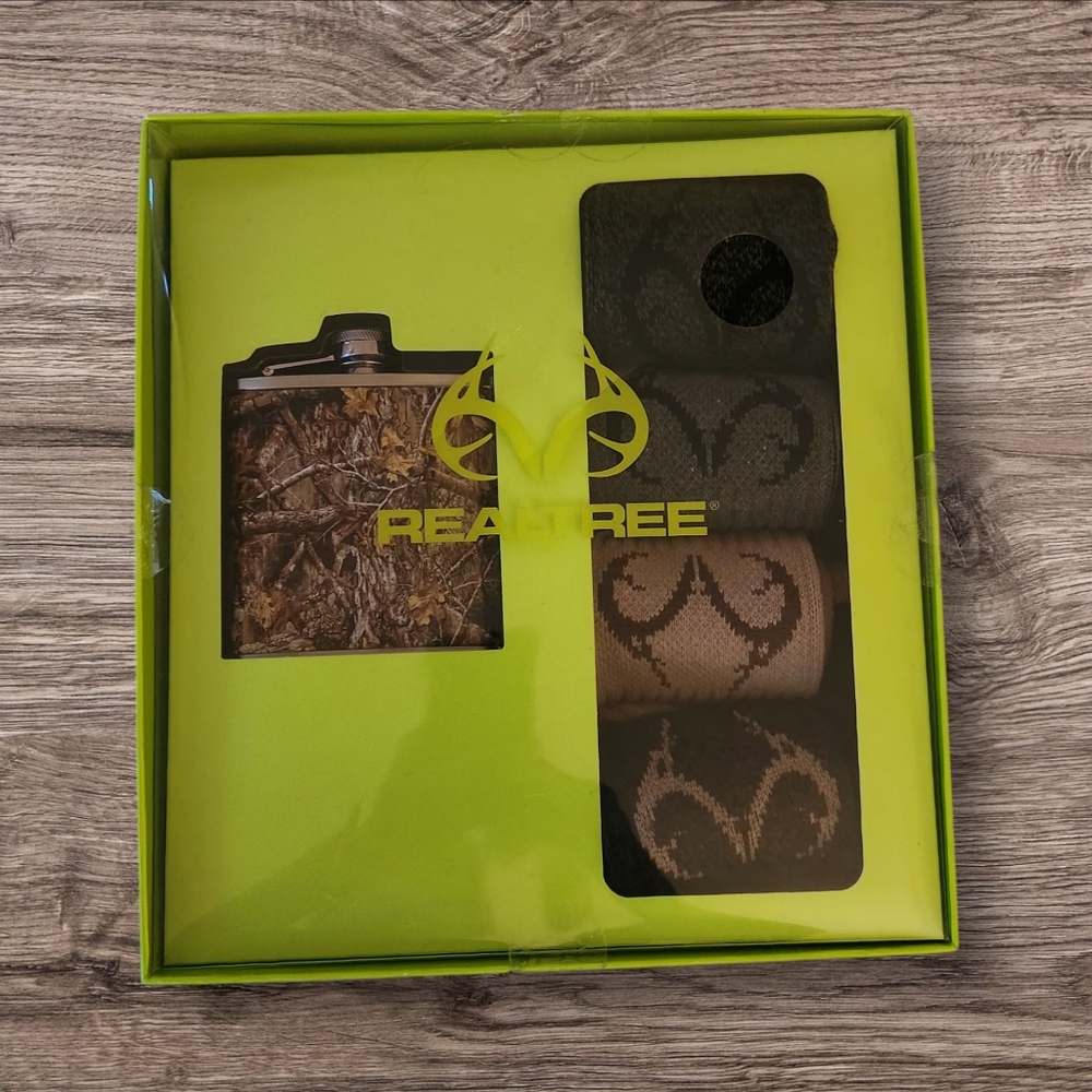 Realtree  5PC GIFT SET  (1) Flask &  (1) 4pk Boot Socks (SEE PIC)